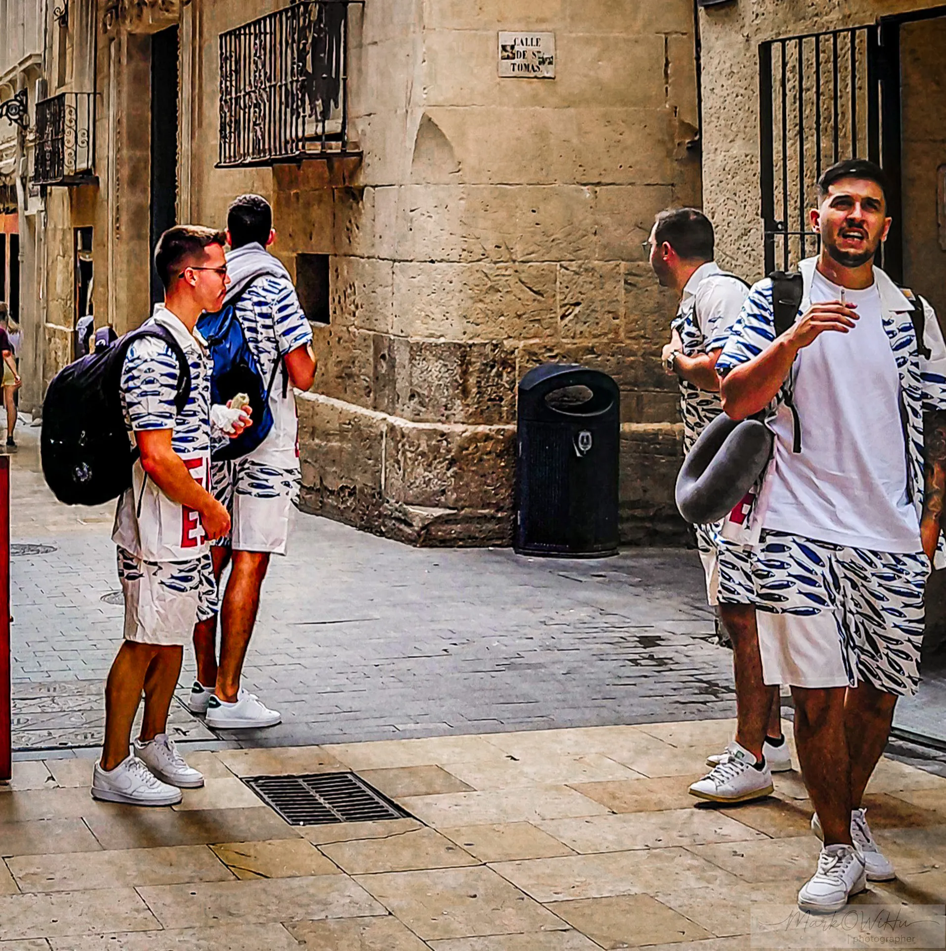 Group walking through pedestrian street in historic old town | Foto Walk 2026 Alicante | MarkOWiHu Photographer