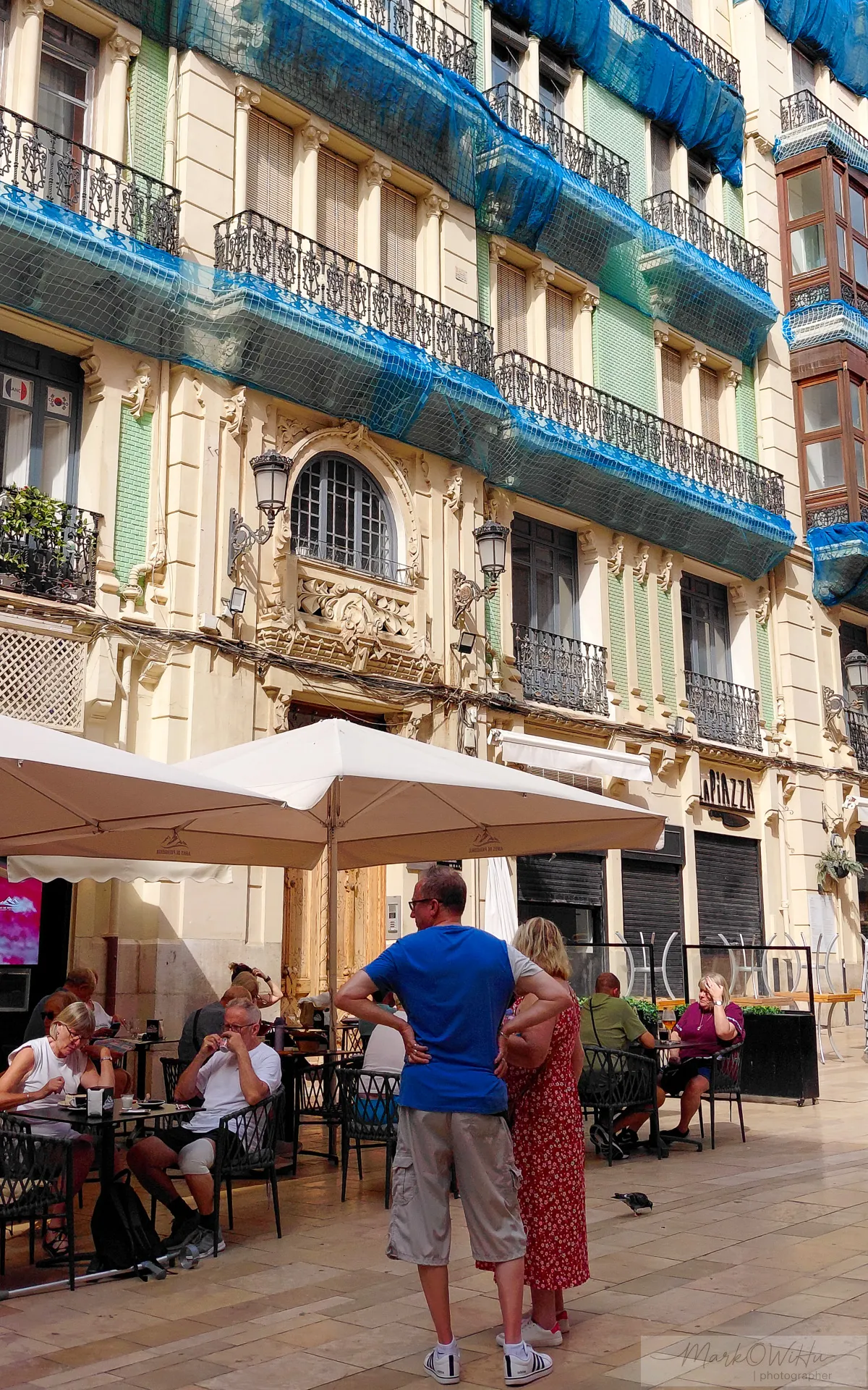 Café terrace seating under traditional green shutters | Foto Walk 2026 Alicante | MarkOWiHu Photographer