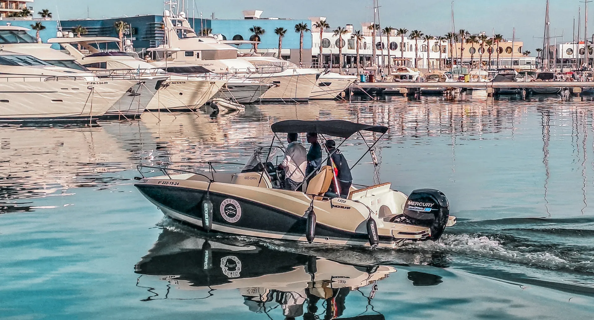 Motorboat cruising through the Alicante harbor basin | Foto Walk 2026 Alicante | MarkOWiHu Photographer