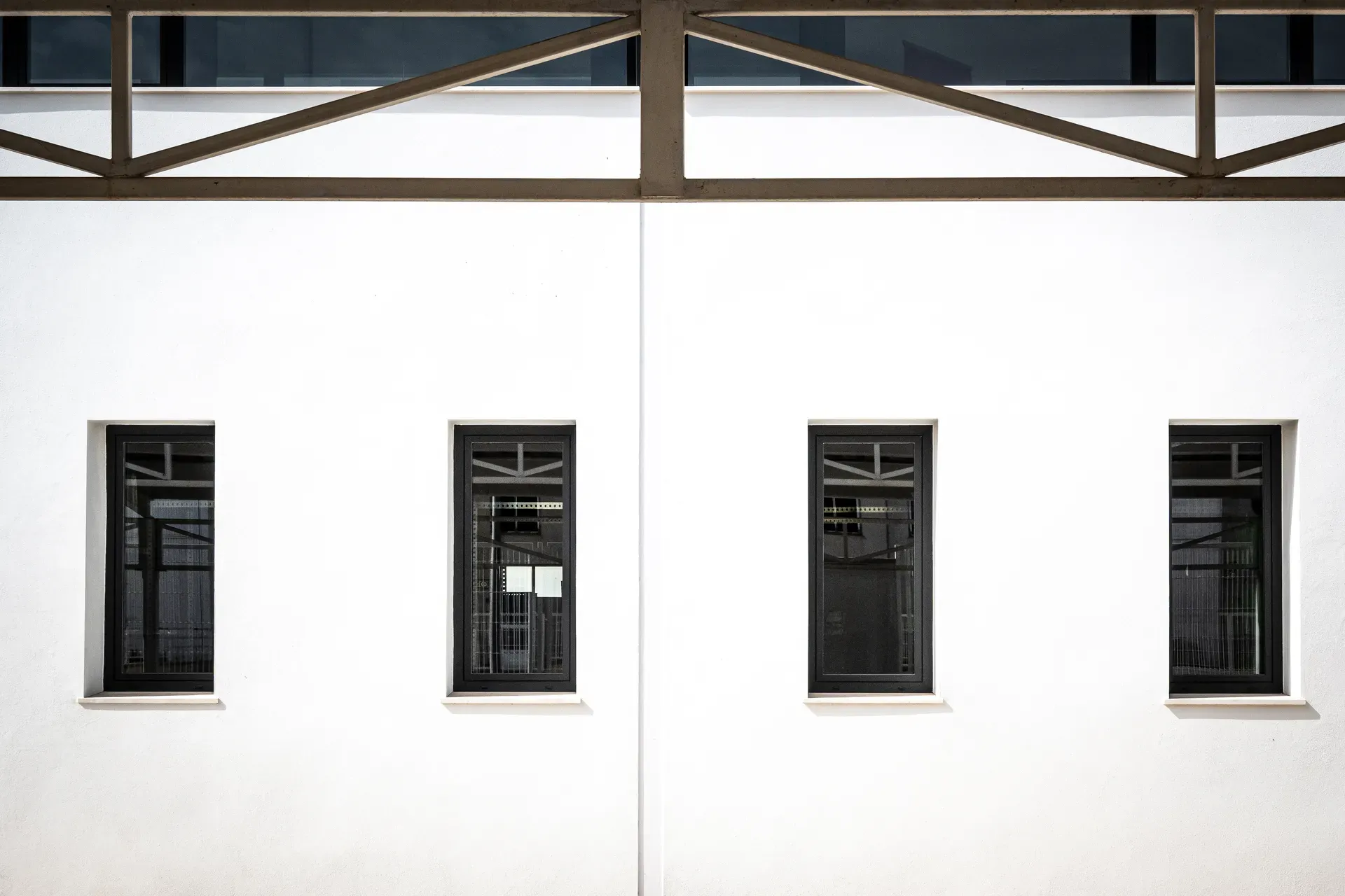 Minimalist white building facade with four narrow black windows | Architectural Geometry | Alicante province | MarkOWiHu Photographer Fotógrafo • markowihu.es