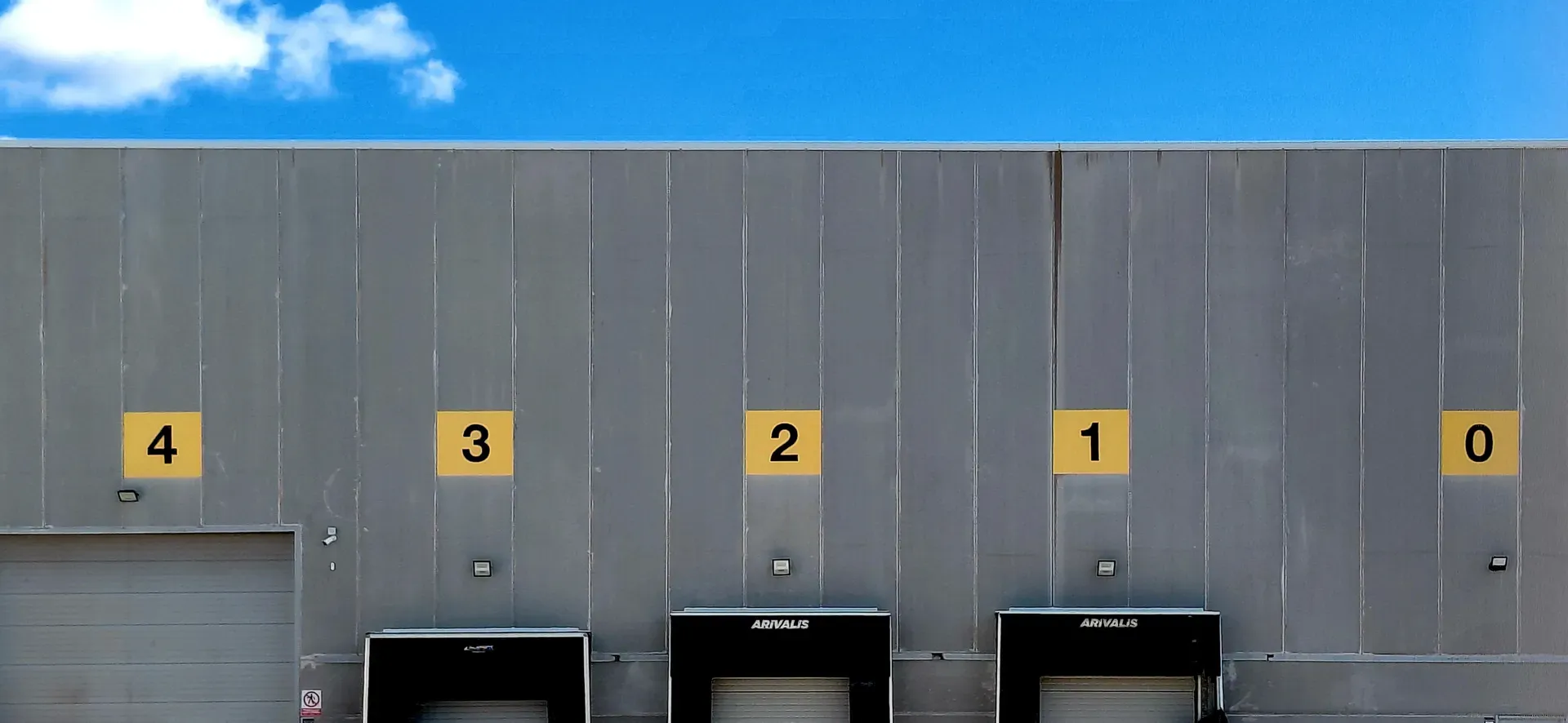 Graphic yellow numbers 4-3-2-1-0 on grey loading bay wall | Industrial Minimalism | Alicante province | MarkOWiHu Photographer Fotógrafo • markowihu.es