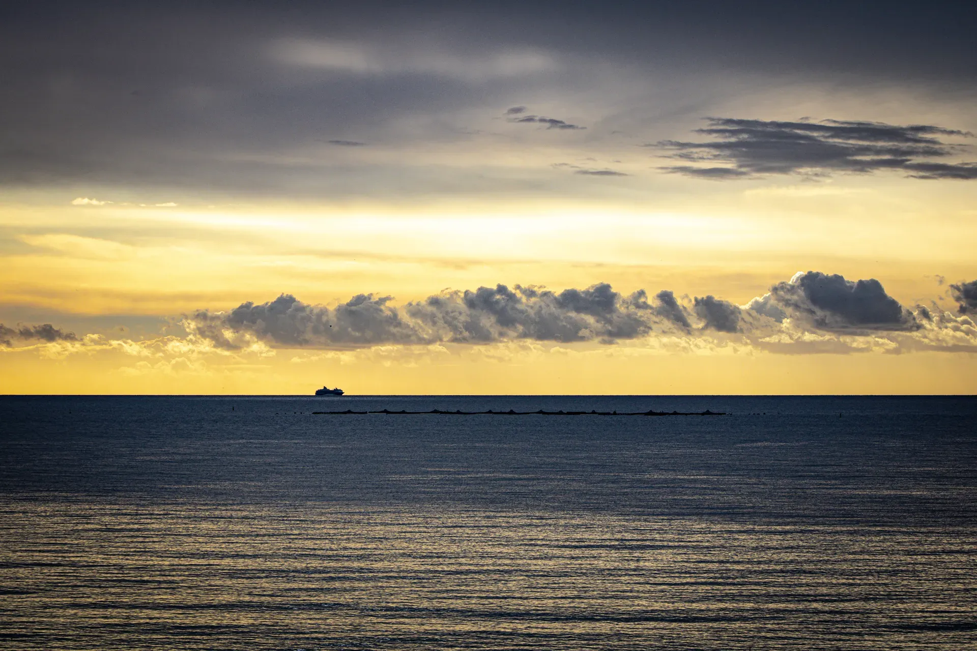 Golden twilight sky horizon line over dark calm sea | Horizon Seascape | Mediterranean | MarkOWiHu Photographer Fotógrafo • markowihu.es
