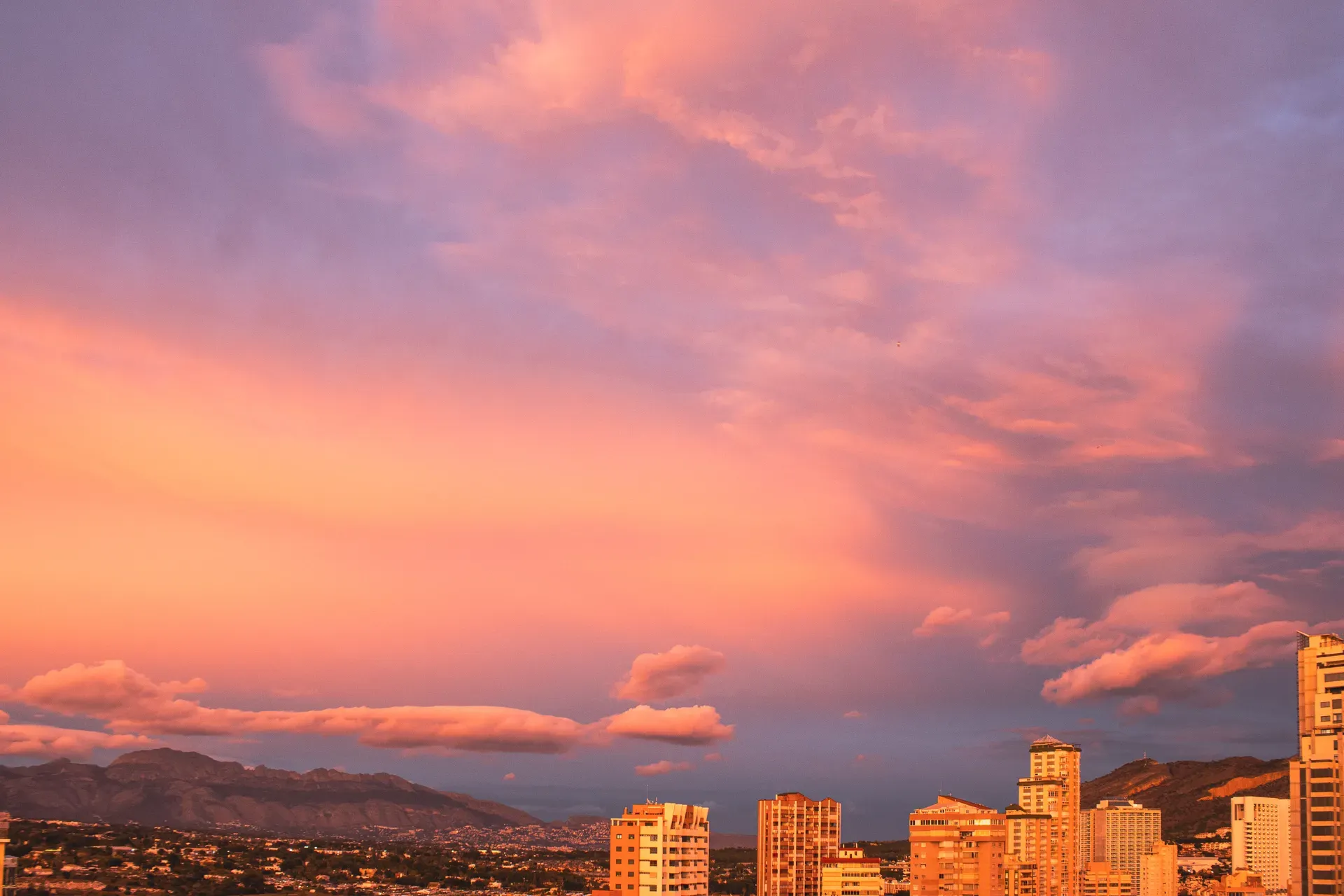 Expansive pink and gold sunset clouds over distant urban skyline | Atmospheric Sunset | Alicante province | MarkOWiHu Photographer Fotógrafo • markowihu.es