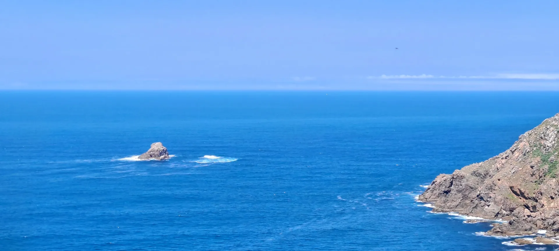 Conventional minimalist sea and sky horizon composition