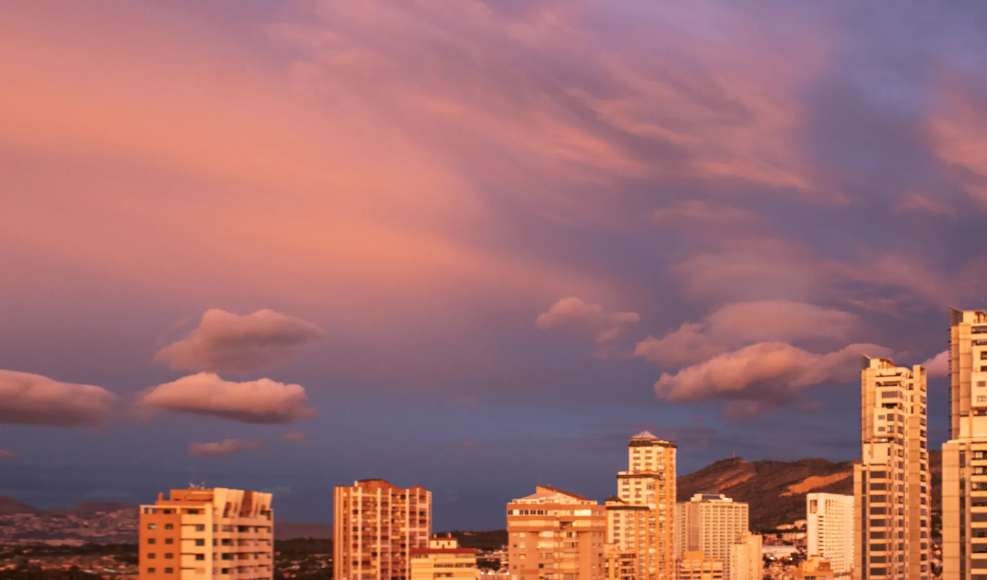 Dramatic mountain sunset with warm orange clouds over distant peaks | Natural World | Alicante province | MarkOWiHu Photographer Fotógrafo • markowihu.es