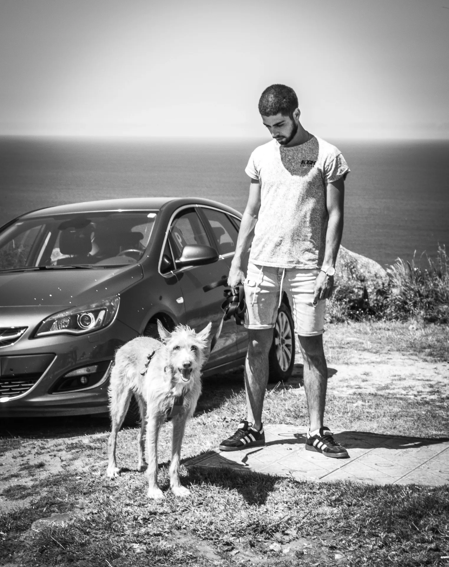 Monochrome coastal candid shot of a man with pet dog on sea cliff | Street & Humanity | Alicante province | MarkOWiHu Photographer Fotógrafo • markowihu.es