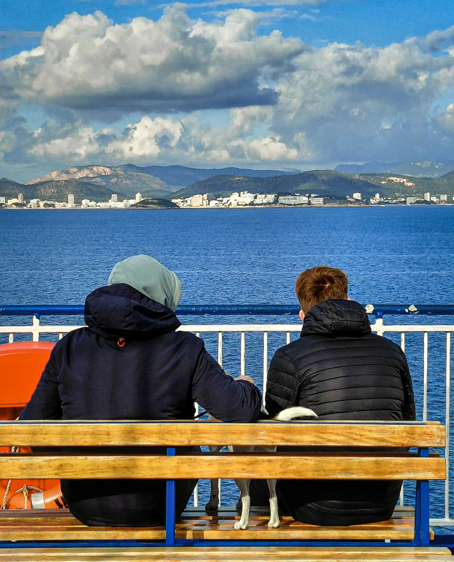 Pair sitting on ferry bench with dog overlooking deep blue Mediterranean sea | Street & Humanity | Alicante province | MarkOWiHu Photographer Fotógrafo • markowihu.es