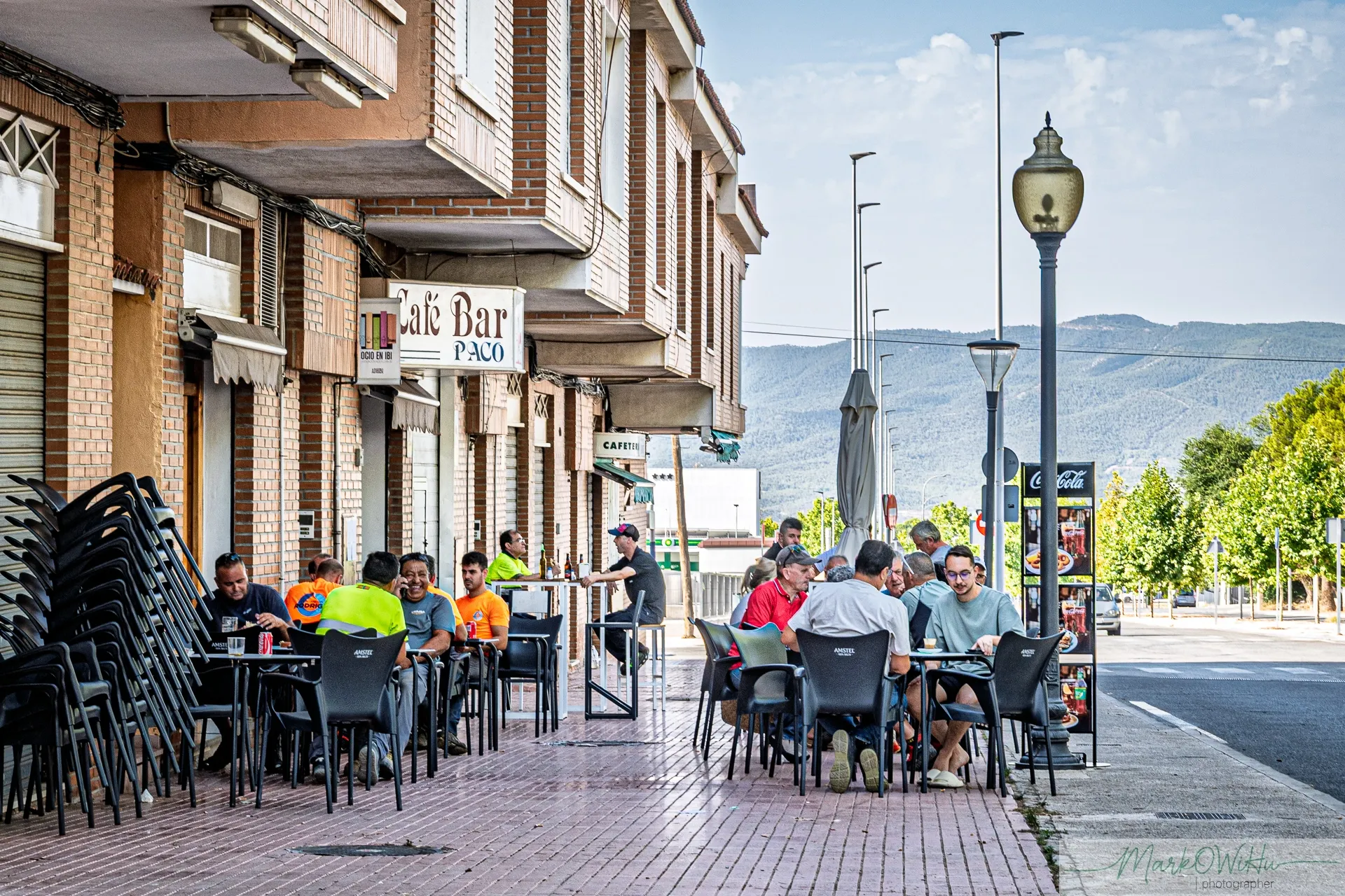 Outdoor street cafe terrace with patrons conversing around tables | Street & Humanity | Alicante province | MarkOWiHu Photographer Fotógrafo • markowihu.es