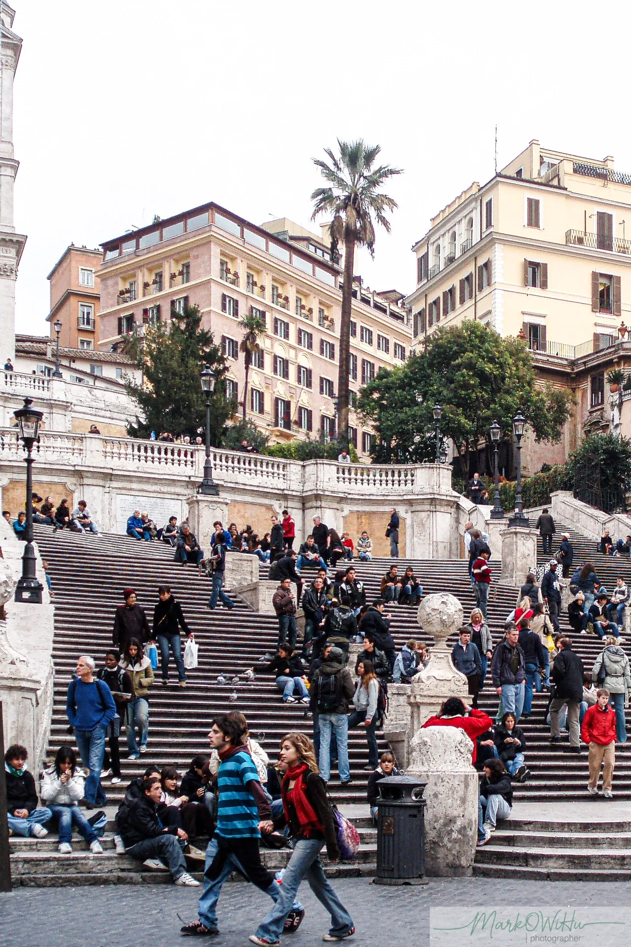 Crowd gathered on historic Spanish Steps plaza in Rome | Street & Humanity | Rome | MarkOWiHu Photographer Fotógrafo • markowihu.es