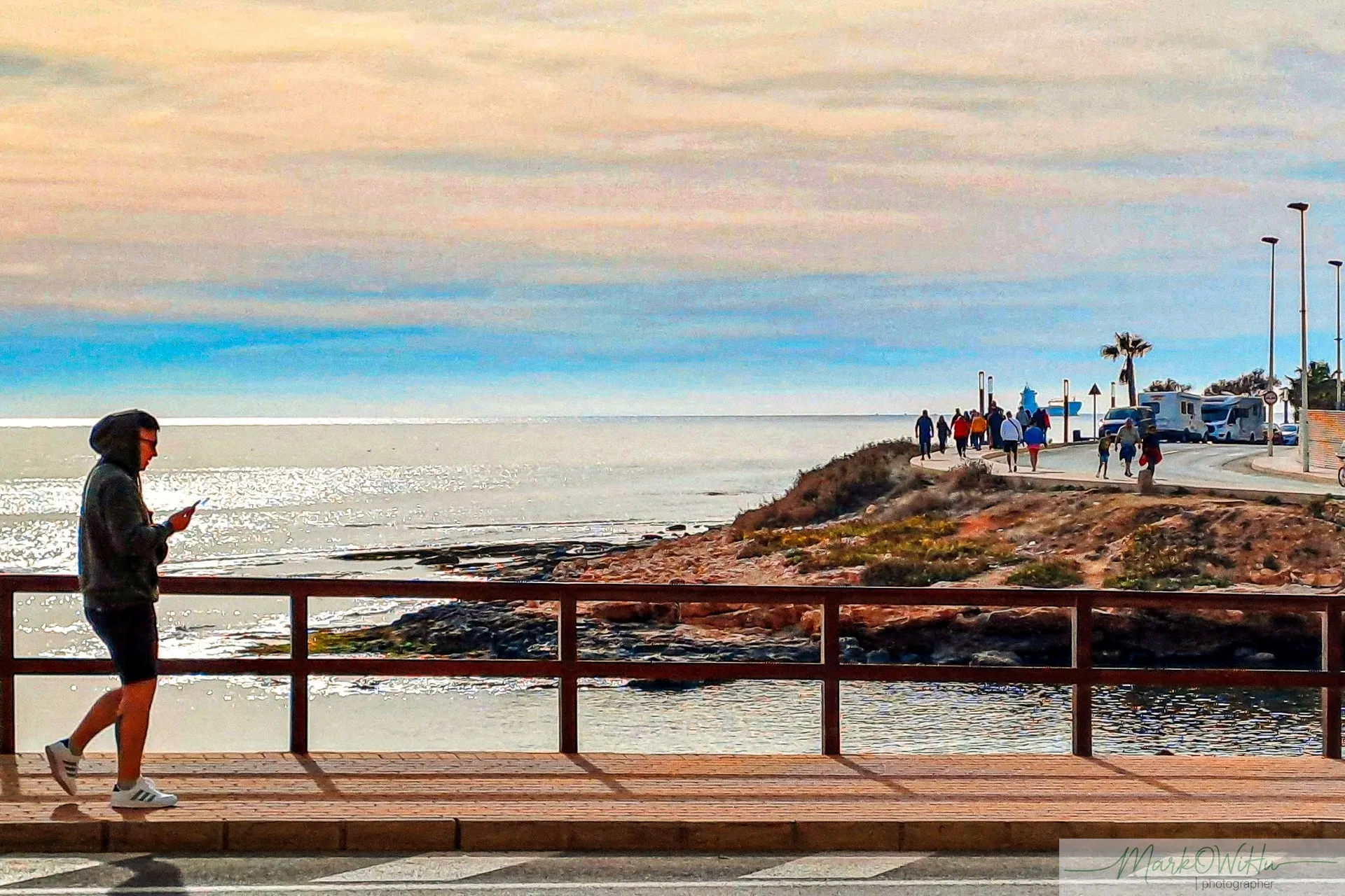 Woman walking along coastal railing path at dusk horizon | Street & Humanity | Alicante province | MarkOWiHu Photographer Fotógrafo • markowihu.es