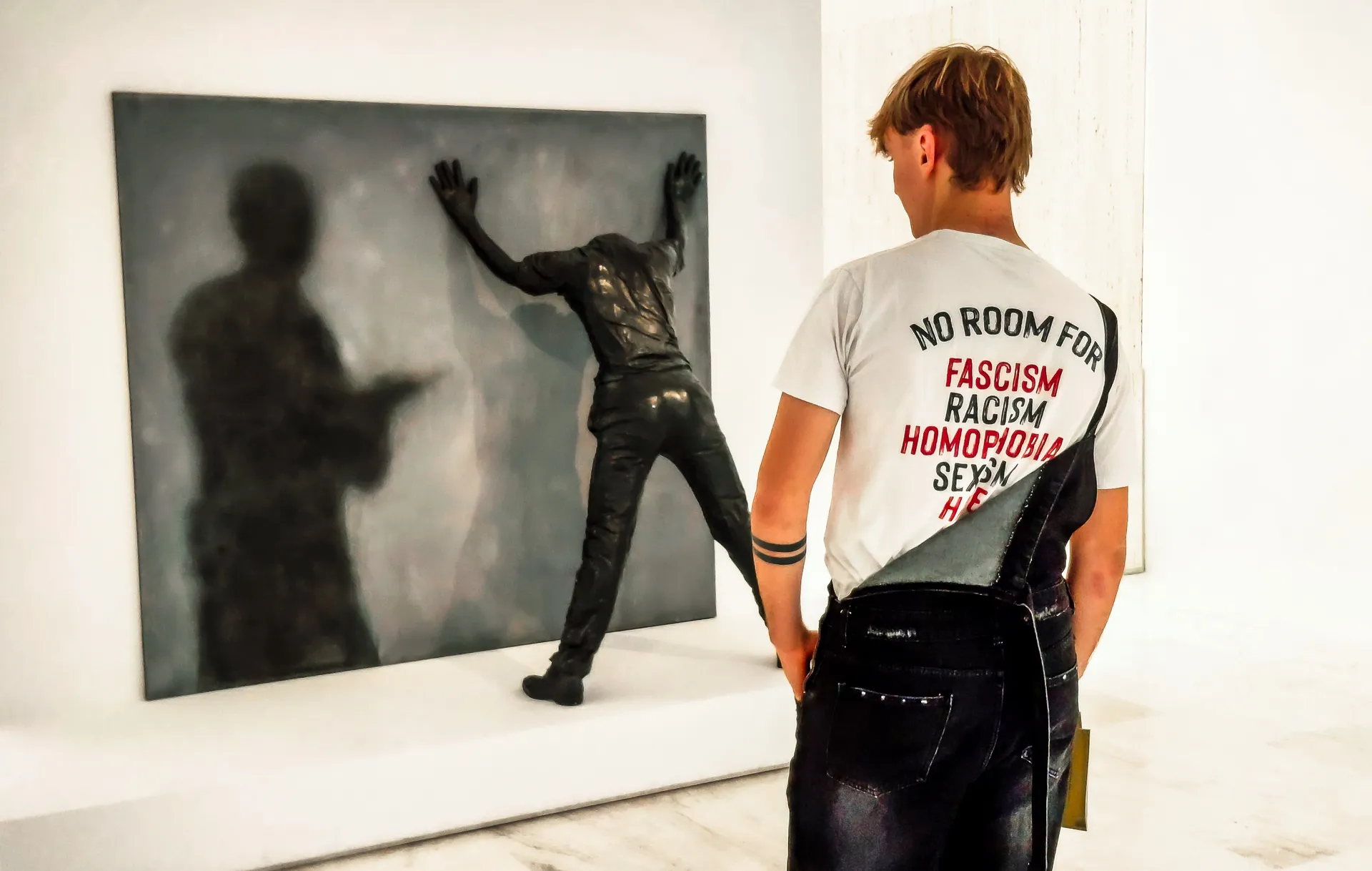 Art gallery visitor standing before statue with shadow silhouette on wall | Street & Humanity | Alicante province | MarkOWiHu Photographer Fotógrafo • markowihu.es
