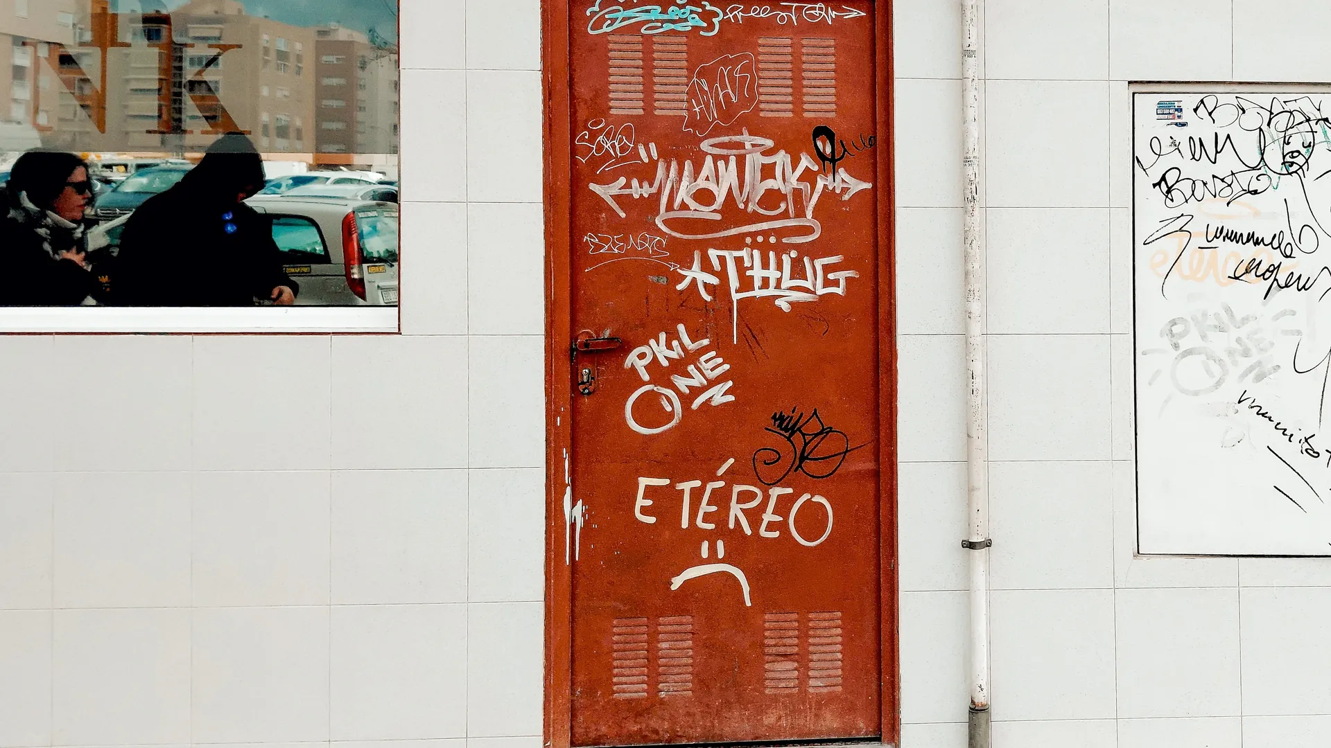 Graphic contrast of red panel with urban wall silhouettes | Street & Humanity | Alicante province | MarkOWiHu Photographer Fotógrafo • markowihu.es