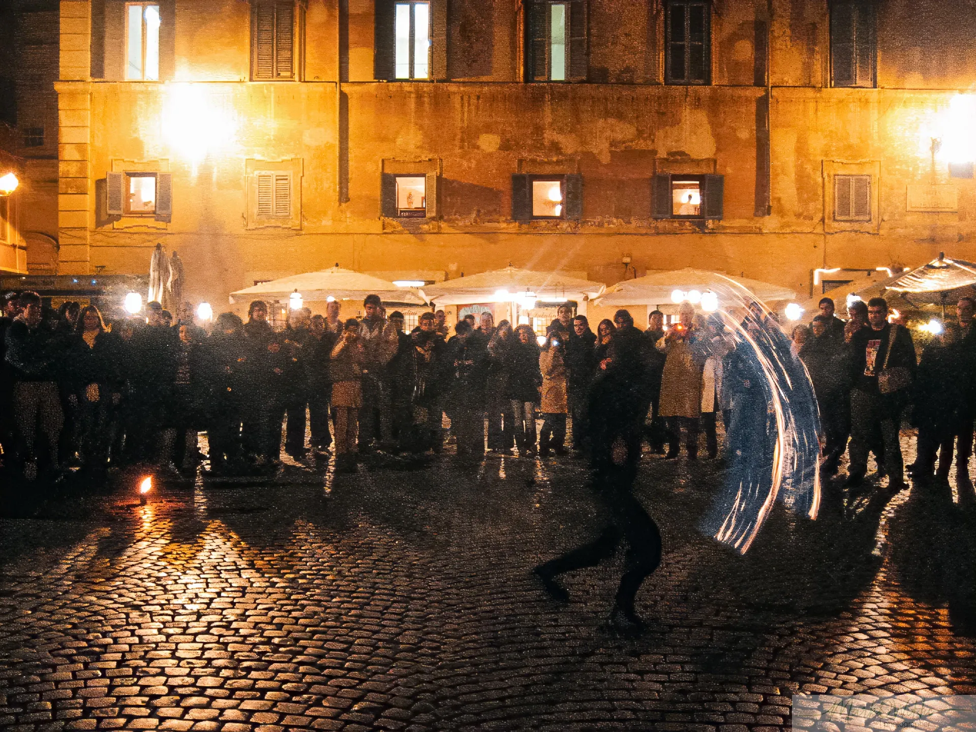 Dramatic night street performance featuring fire performer ring and spectator crowd silhouettes | Street & Humanity | Rome | MarkOWiHu Photographer Fotógrafo • markowihu.es